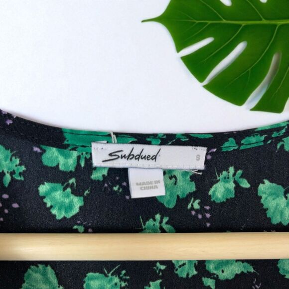 Subdued Emerald Leaf Floral Print Ruffle Tiered Flare Sleeve Dress - Picture 9 of 10